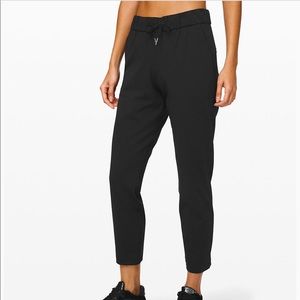 Lululemon On the Fly 7/8 Pant. Black. Size 2